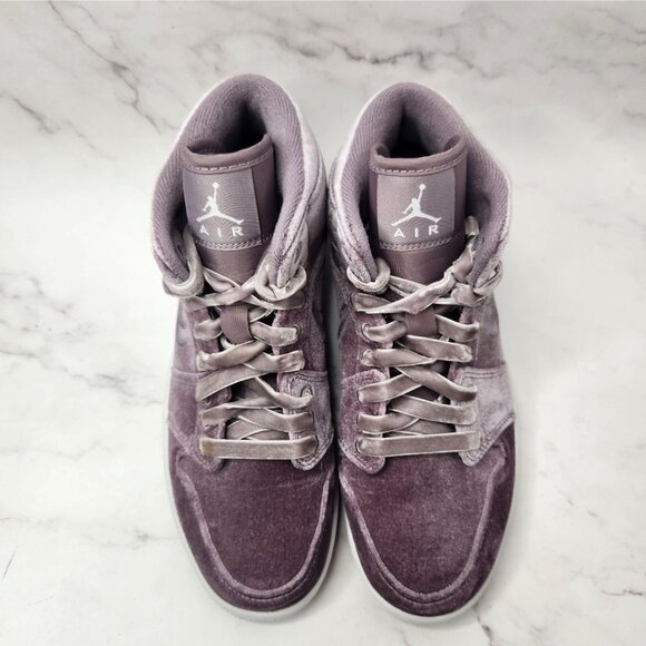Nike Air Jordan 1 Mid SE Purple Velvet Sneakers Shoes DQ8397-500 Women's 9 - Picture 3 of 10